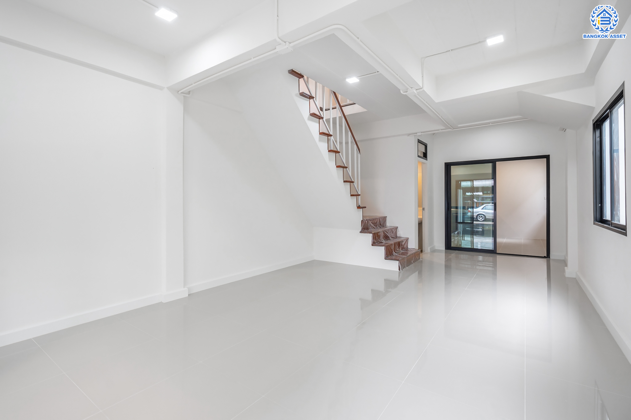 บ้านมืองสองตกแต่งใหม่ ม.พระปิ่น 2 บรมราชชนนี บ้านพร้อมอยู่ หลังใหญ่ บนเนื้อที่ 25.6 ตร.ว. ฟังก์ชัน 2 ห้องนอน 2 ห้องน้ำ 1 ที่จอดรถ บนทำเลศักยภาพ เดินทางสะดวก เชื่อมต่อถ.บรมราชชนนี, ถ.ศาลาธรรมสพ ใกล้ม.มหิดล และจุดขึ้นทางด่วน "ศรีรัช"